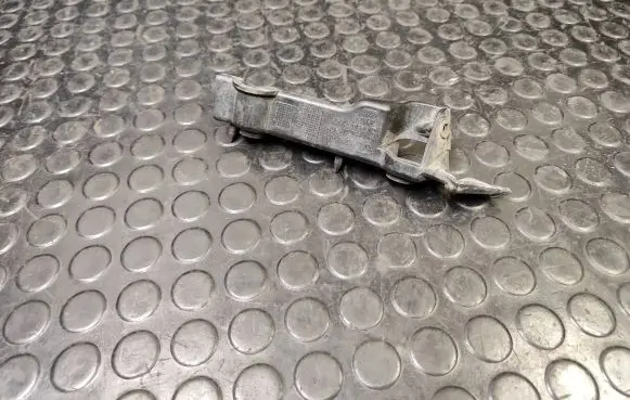Front bumper mounting bracket