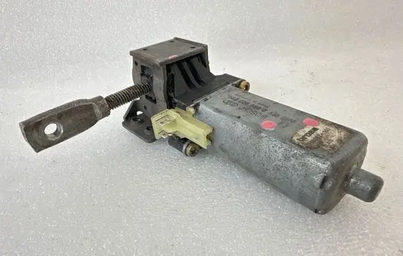 Volvo XC90 Seat adjustment motor 0390203221