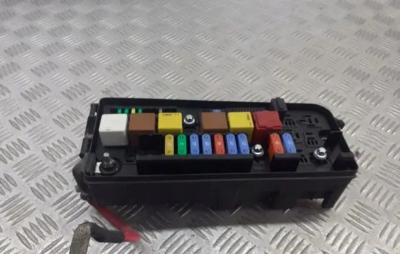 Opel Vectra C Fuse box cover 13205802