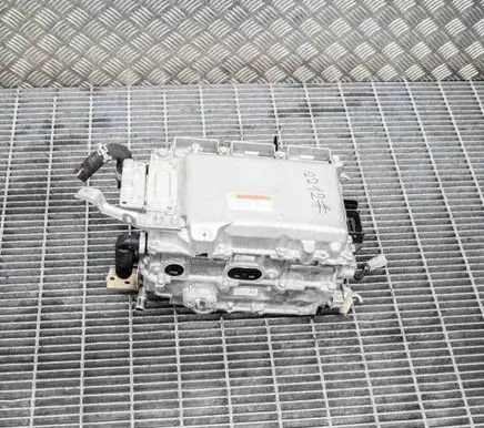 Toyota RAV 4 (XA40) Voltage converter inverter 