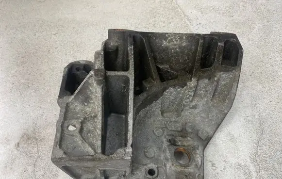Volvo V70 Engine mounting bracket
