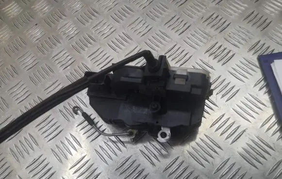 Opel Insignia A Front door lock 3023806