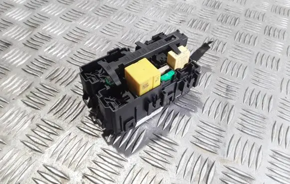 Opel Crossland X Fuse module 9806192580