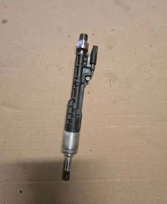 BMW X3 F25 Fuel injector 7597870