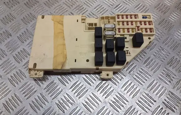 Chrysler 300M Fuse box cover 16238AC