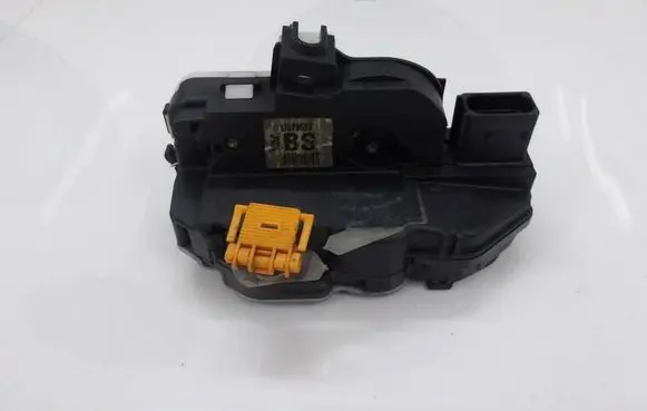 Opel Zafira C Rear door lock 3023881