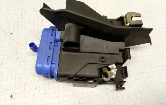 Audi A3 S3 8L Rear door lock 8D0839016A