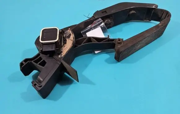 Mercedes-Benz C W203 Accelerator throttle pedal A2033000104 IMPRK1390337