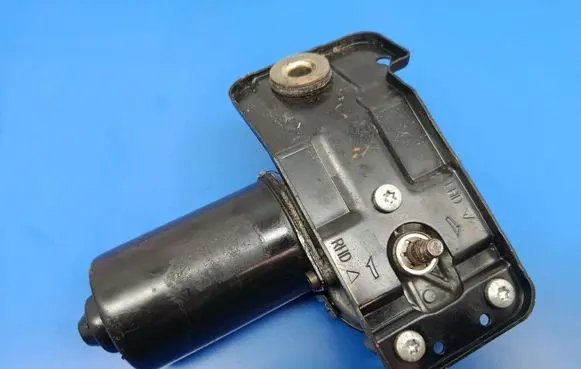 Front wiper linkage and motor