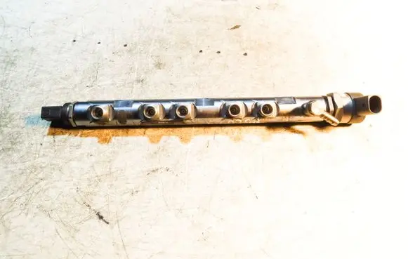 BMW 5 E39 Fuel main line pipe 0445214184 0281002949