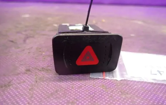 Volkswagen Golf IV Hazard light switch 1J0953235J