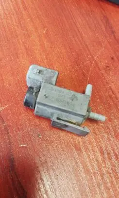 BMW 5 E39 Vacuum valve 7537612