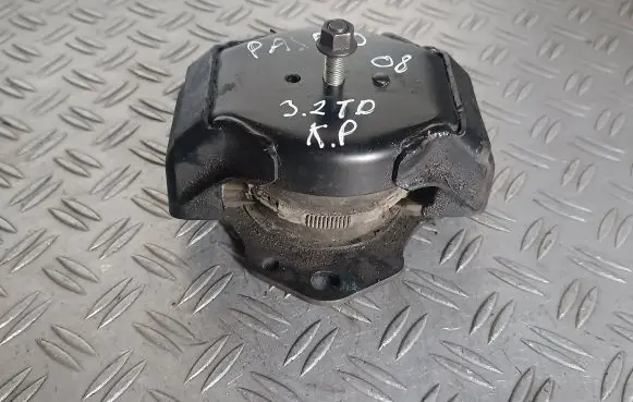 Mitsubishi Pajero Engine mount bracket