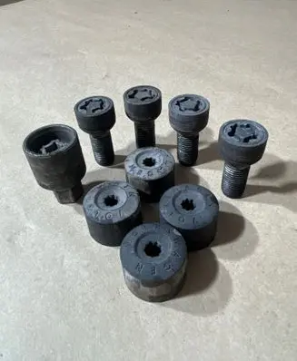Volkswagen Polo V 6R Anti-theft wheel nuts and lock 