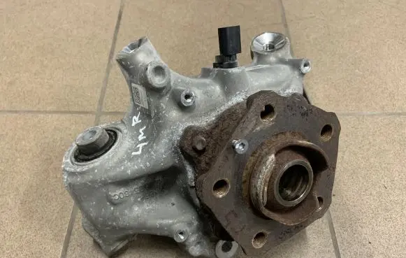 Audi Q7 4M Rear wheel hub 4M0505432AF 4M0505460C