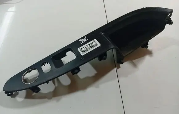 Hyundai i30 Front door window switch trim 935722L030 93572-2L030