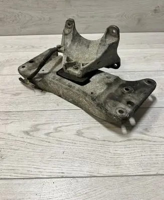 BMW 6 F12 F13 Gearbox mounting bracket 6777613 6781229