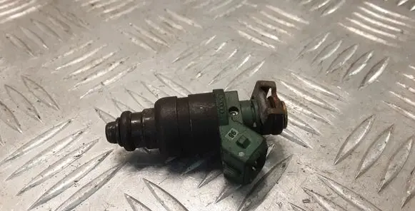 Volkswagen Golf IV Fuel injector 037906031AA