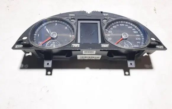Volkswagen PASSAT B7 Speedometer (instrument cluster) 3AA920870D