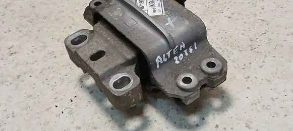 Engine mount bracket