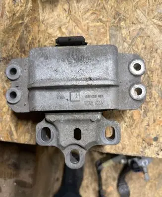 Volkswagen Golf Plus Engine mount bracket 1K0199555
