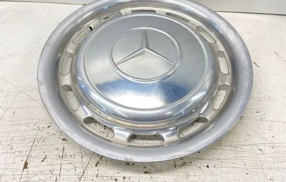 Mercedes-Benz 200 300 W123 R14 wheel hub/cap/trim 1154010324