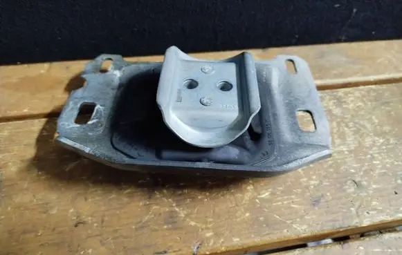 Citroen Berlingo Gearbox mount 9813699680