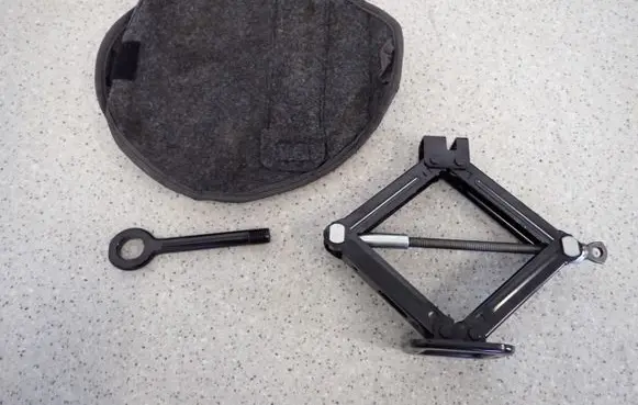 Hyundai ix20 Spare wheel mounting bracket 