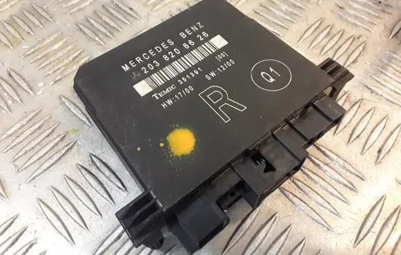 Mercedes-Benz C W203 Door control unit/module 2038206626 A2038206626