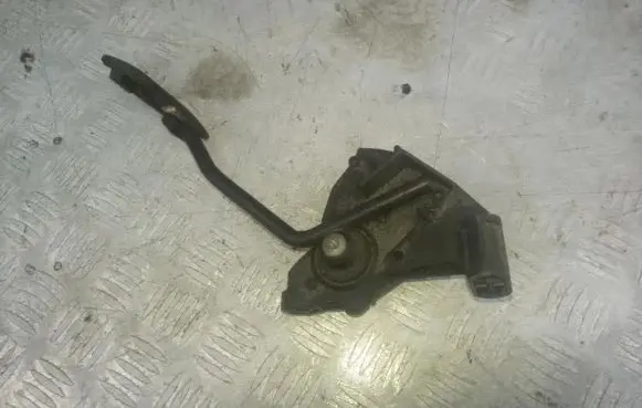 Accelerator throttle pedal