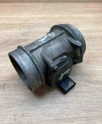 Volkswagen PASSAT B5 Mass air flow meter AFH70M28 059906461D