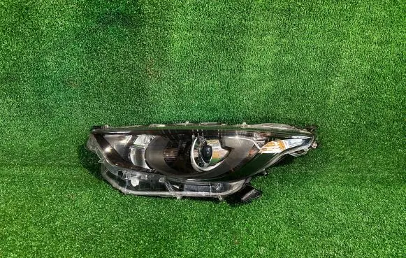 Toyota Yaris XP210 Headlight/headlamp