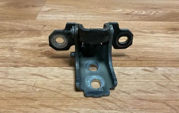 Renault Megane III Front door upper hinge 904000011R3