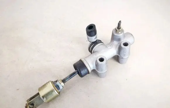 Toyota Avensis Verso Clutch master cylinder