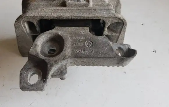 Opel Movano B Engine mount bracket 112108180R