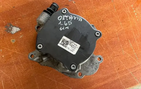 Skoda Octavia Mk2 (1Z) Vacuum pump 03L145207