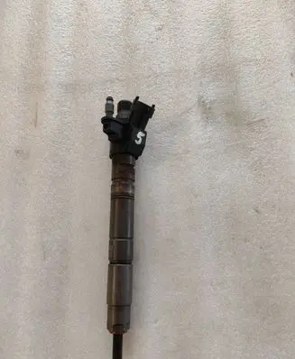 Volvo V40 Fuel injector 31303238