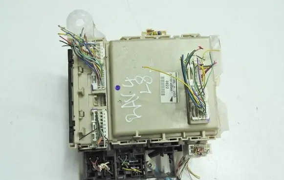 Toyota RAV 4 (XA30) Fuse module 82730-42360 11051458 0822