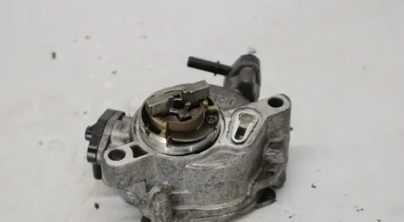 Ford C-MAX II Vacuum pump 9684786780