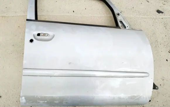 Mitsubishi Colt Front door sidabrines
