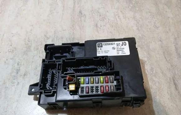 Opel Meriva B Fuse module 401154265