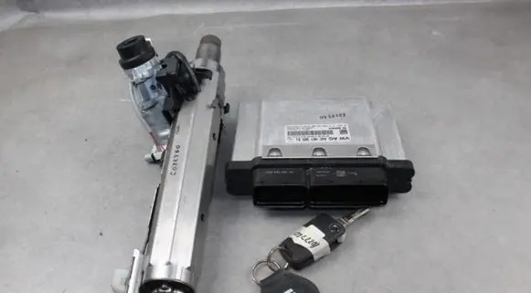 Seat Leon (5F) Engine ECU kit and lock set 5Q0907643C 0261S12608