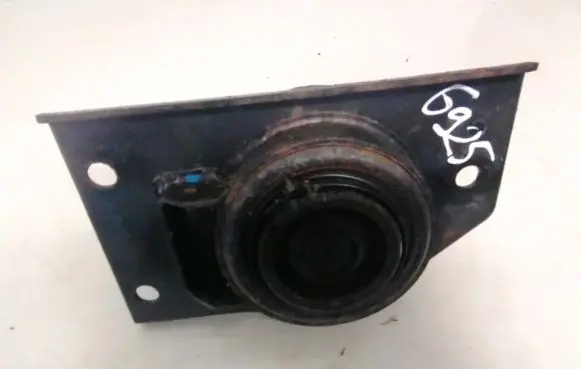 Hyundai Accent Engine mount bracket