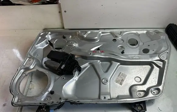 Volkswagen PASSAT B5 Front door window regulator motor 3B4837752EG 22014857 0039461377