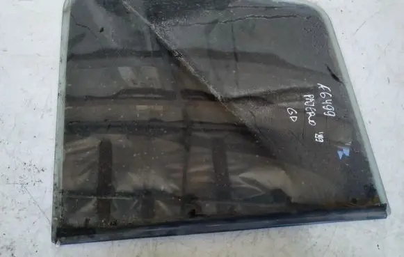 Mitsubishi Pajero Rear side window