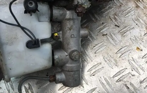 Mazda 323 F Master brake cylinder