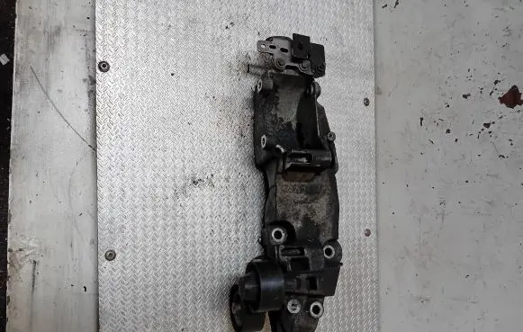 Nissan Qashqai Generator/alternator bracket 8200527320