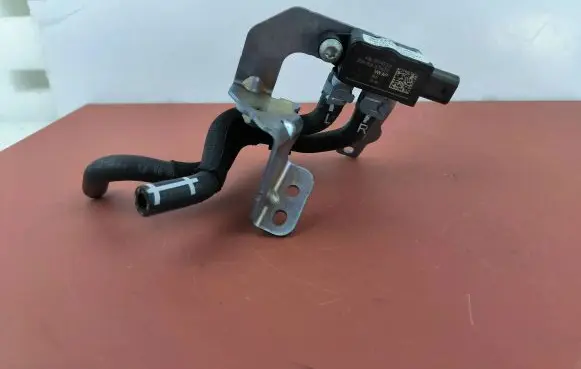 Volkswagen Tiguan Other engine bay part 06M131551H