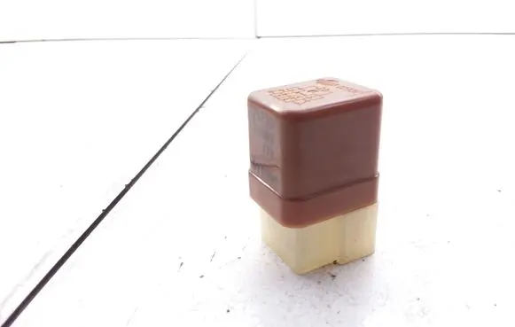 Nissan X-Trail T30 Hazard warning light relay 2523079963
