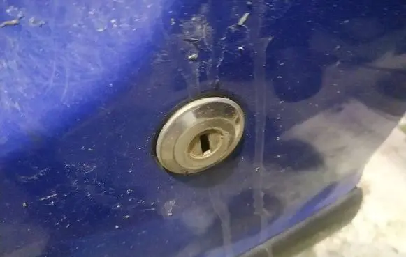 Peugeot 206 Front door lock (next to the handle) 